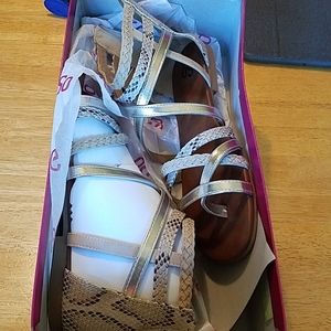 SO Natural  "Electrifying" sandals